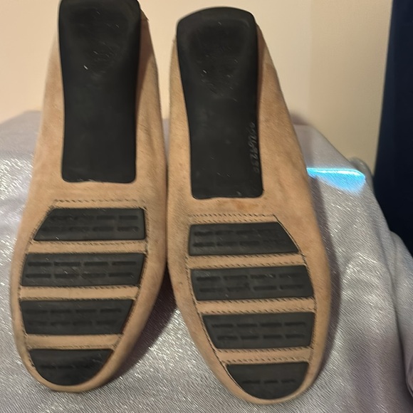 Neiman Marcus Woman’s Beige Suede Driving Shoes Size 10 - Picture 5 of 11